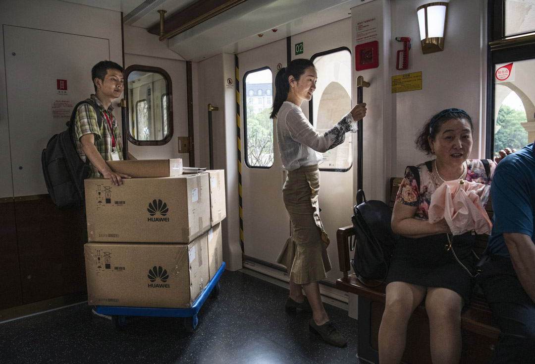 2019年4月24日,在中國東莞華為總部,工作人員在園區的火車上。