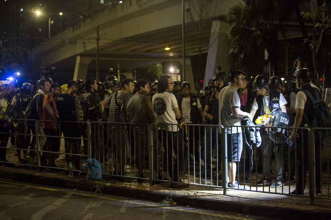 02:30,防暴警察一直在村口處原地不動,又截查在附近街道停留或經過的市民。