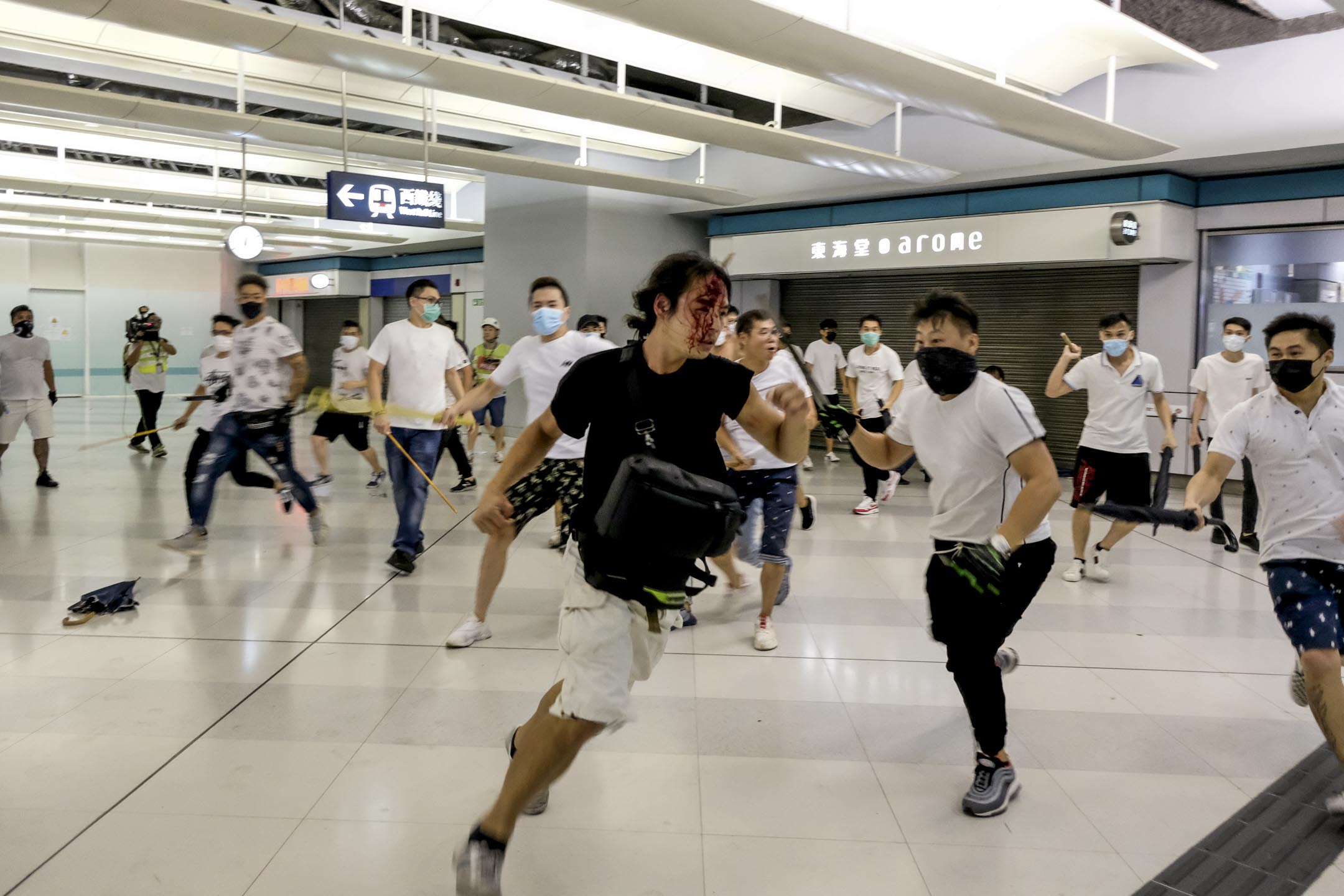 2019年7月22日,凌晨12時29分,大批白衣人撬開鐵閘衝進元朗港鐵站,以棍棒等物件追打市民。