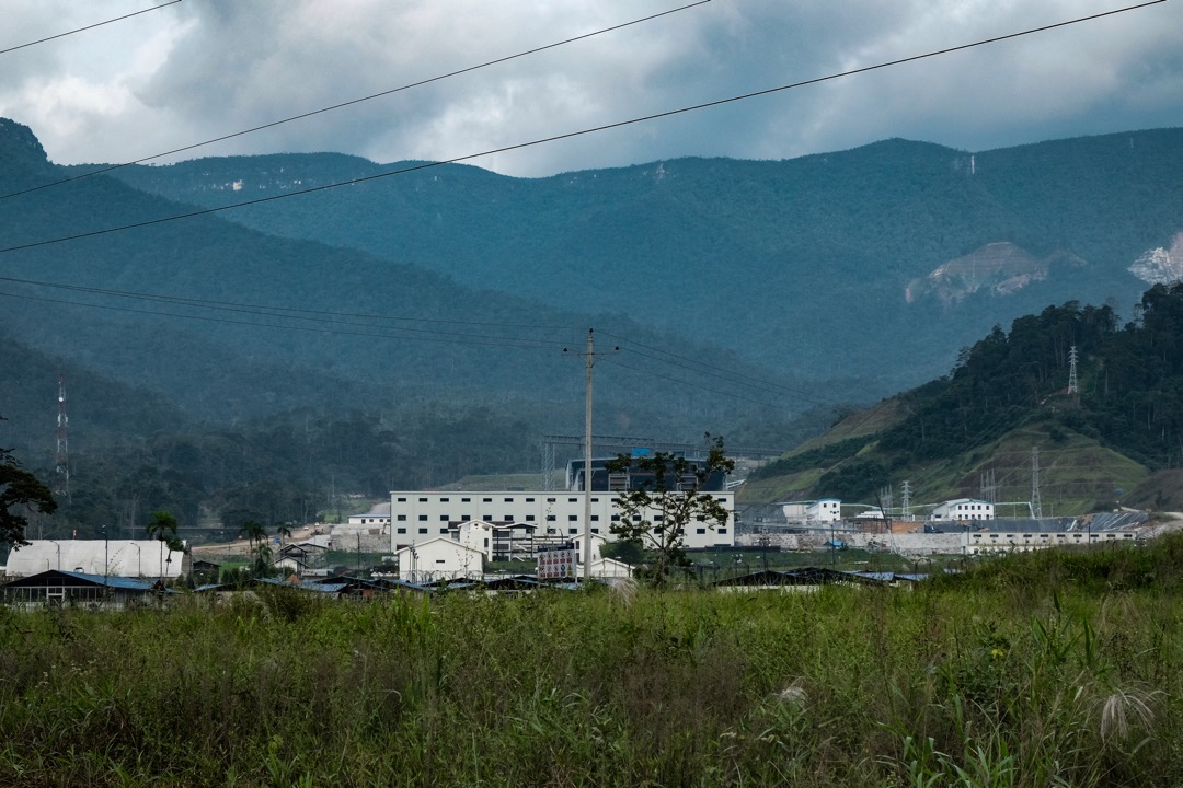 “这儿叫做神鹰山脉(Condor Range),就像是安第斯山脉探入亚马逊热带雨林的一个小手指。”路易斯说。前面便是正在建的米拉多矿区。