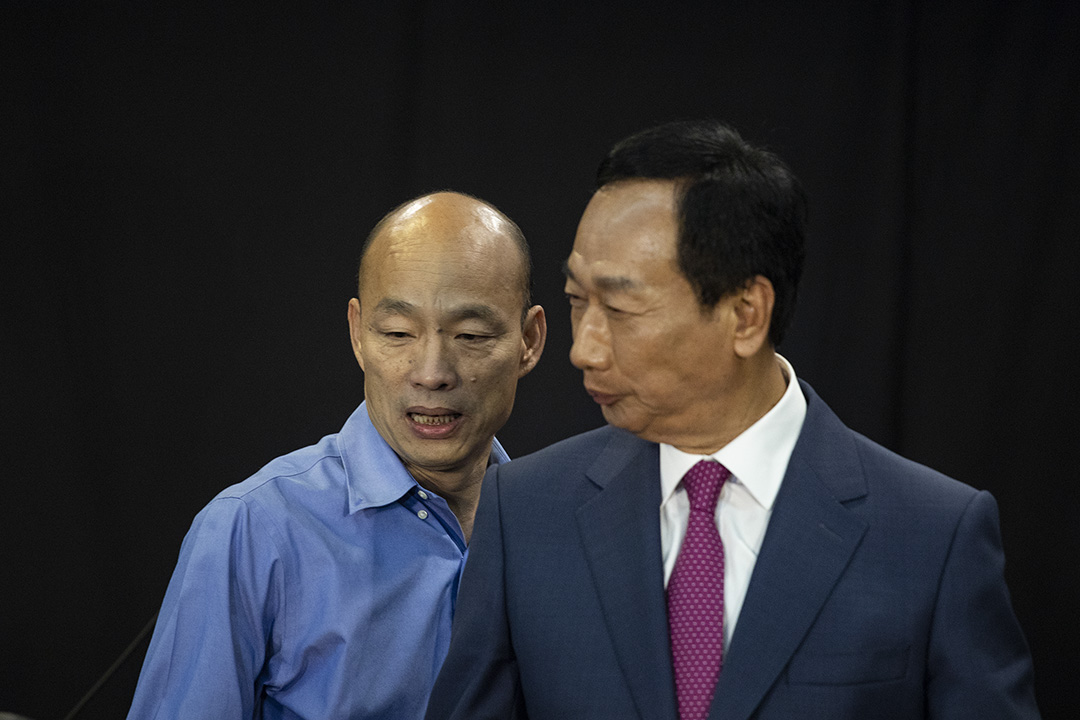 2019年6月25日高雄,2020年总统大选国民党初选的政见发表会,郭台铭与韩国瑜同台。