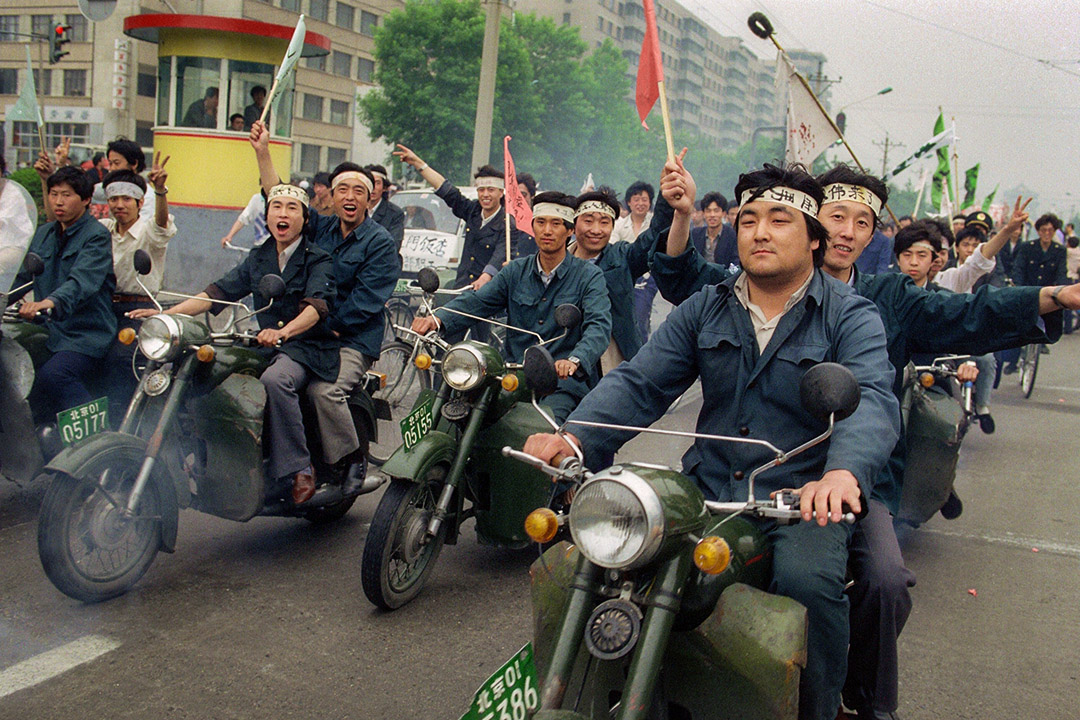 1989年5月18日中国工人在北京街道游行,支持聚集在天安门广场的示威者。
