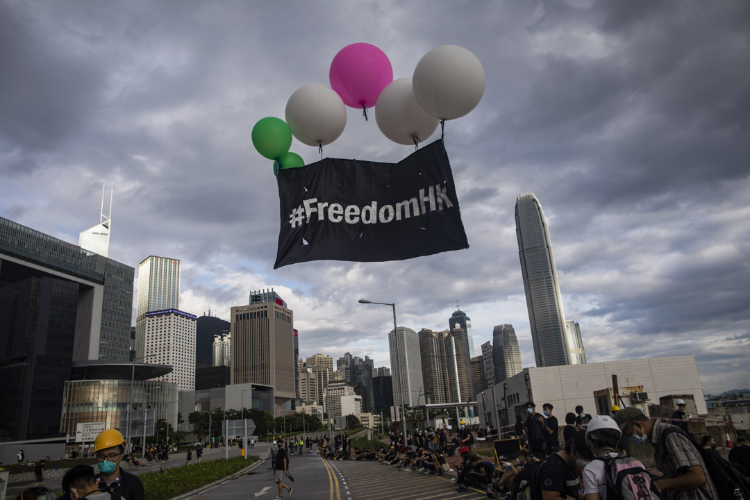2019年7月1日早上,示威者在龍和道放「FreedomHK」氣球。