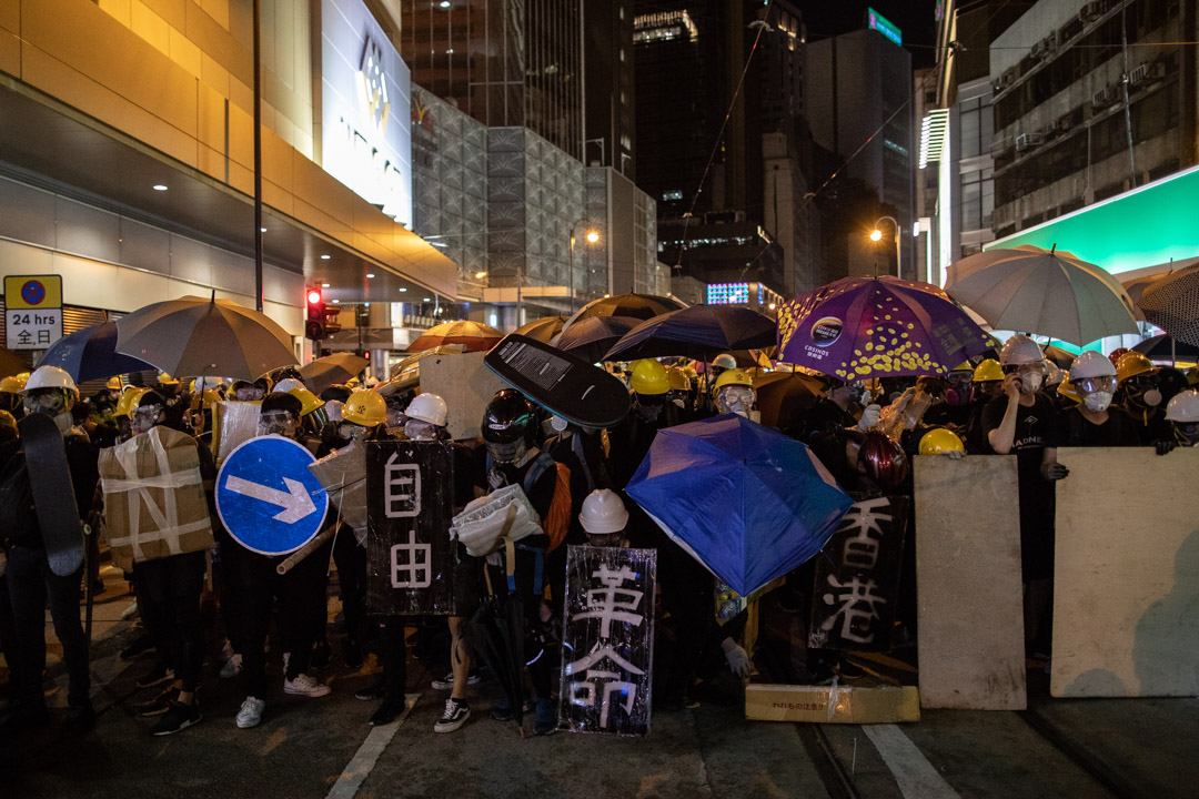 2019年7月28日,示威者在德辅道中与防暴警察对峙。