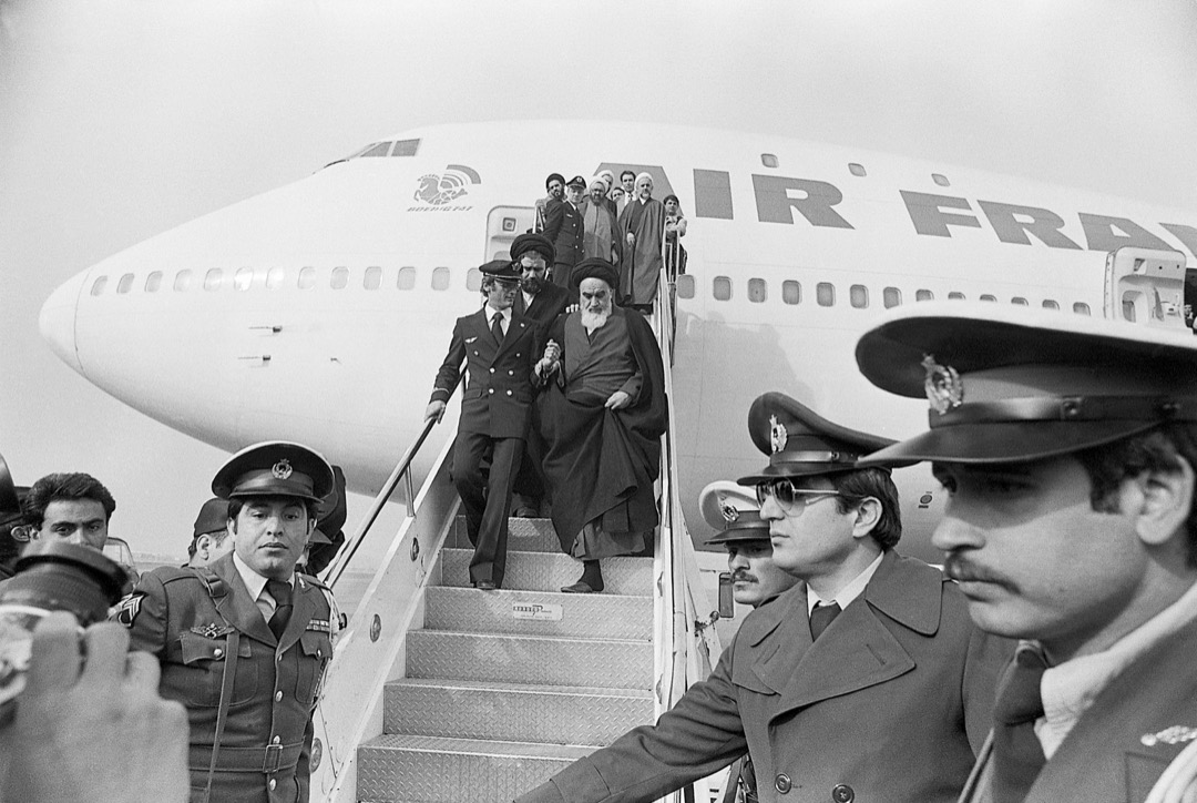 當地時間1979年2月1日上午9點27分,波音747安然降落在德黑蘭梅赫拉巴德機場。在攙扶下,76歲的霍梅尼緩緩步下舷梯,走進歡迎的人群中。