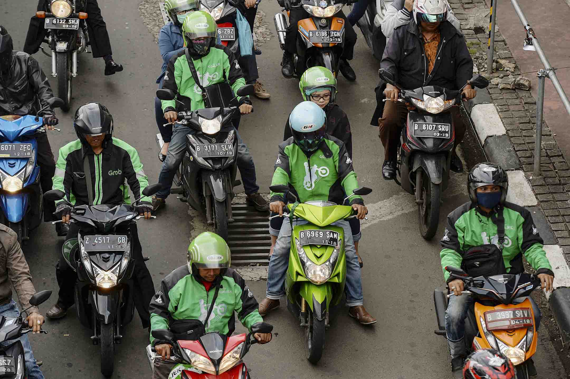 對於Gojek與Grab的司機來說,被稱為「合夥人/夥伴」的騎手,無法像正式工人一樣獲得合同,也因此難以確保自己不會被輕易解僱。