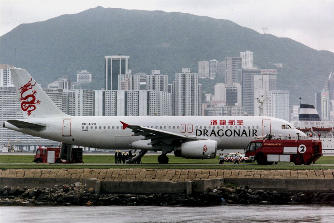 1994,在啟德機場降落的港龍航空客機。