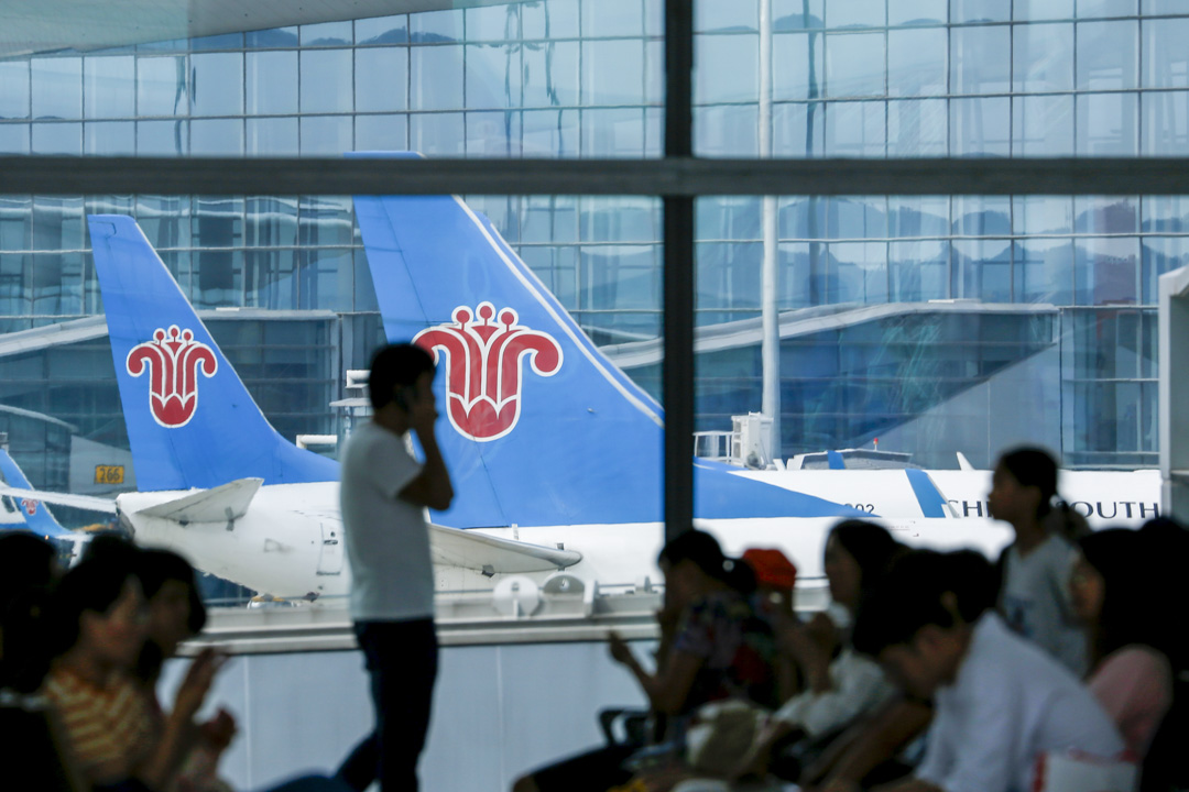 廣州新白雲機場,中國南方航空客機停泊在外。