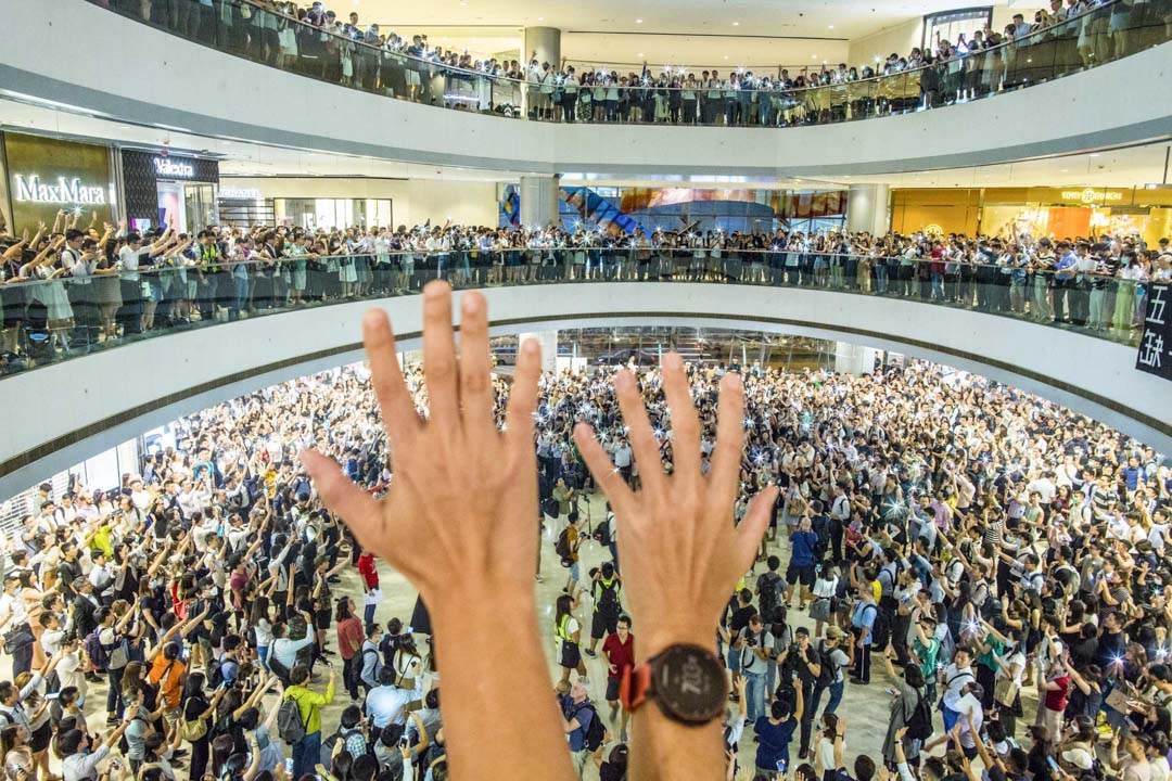 2019年9月12日,大批市民在全港不同商場,自發組織合唱被稱為「香港之歌」的反修例運動歌曲《願榮光歸香港》。攝:林振東/端傳媒