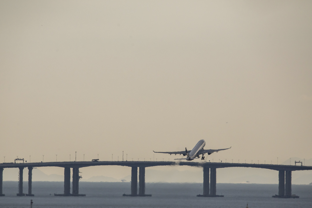 2018年8月5日,一架國泰飛機駛近港珠澳大橋。