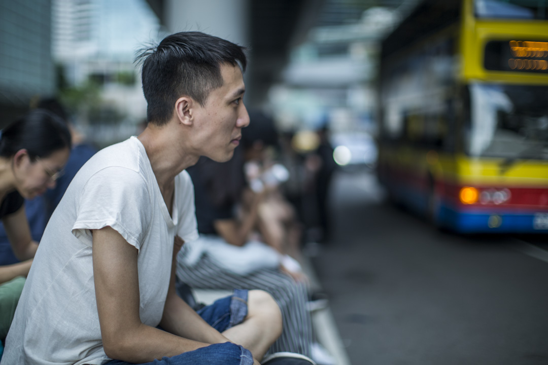 六月下旬的一个早上,黄衍仁在金钟政府总部外。