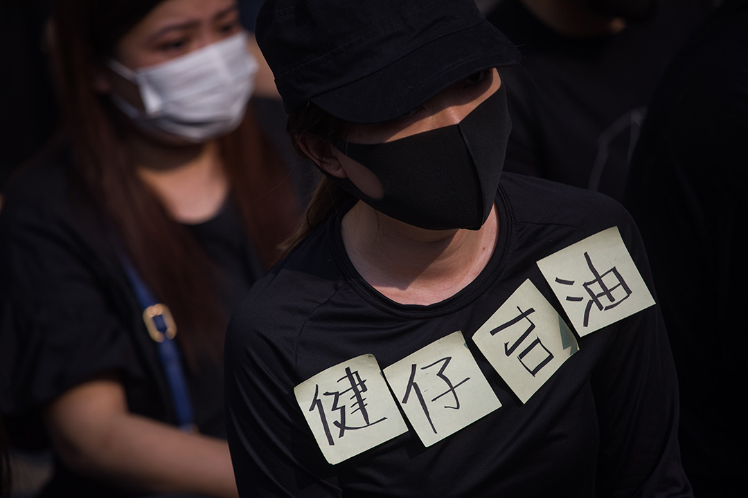 2019年10月2日,一班中学生在荃湾公立何传耀纪念中学外静坐示威,声援于十一时遭警方枪击的中五学生。