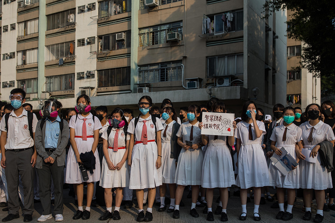 2019年10月2日,一班中学生在荃湾公立何传耀纪念中学外静坐示威,声援于十一时遭警方枪击的中五学生。