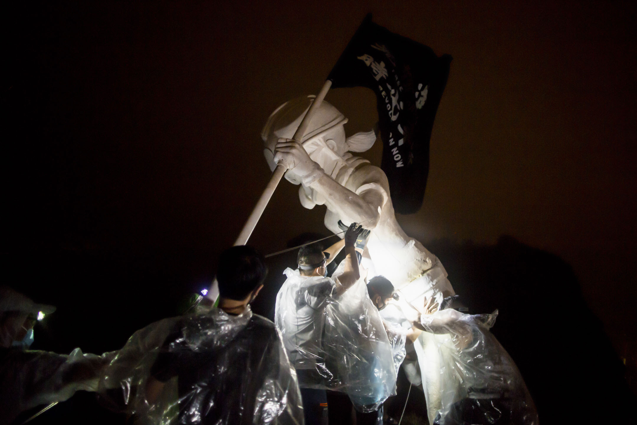 2019年10月13日清晨,一群香港市民連夜通宵將由連登網民製作的民主女神像搬運到獅子山的山頂,並將之豎立。