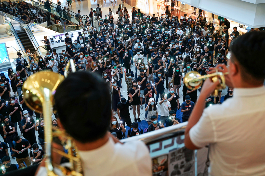 2019年10月2日,九龍塘又一城,市民在合唱《願榮光歸香港》。