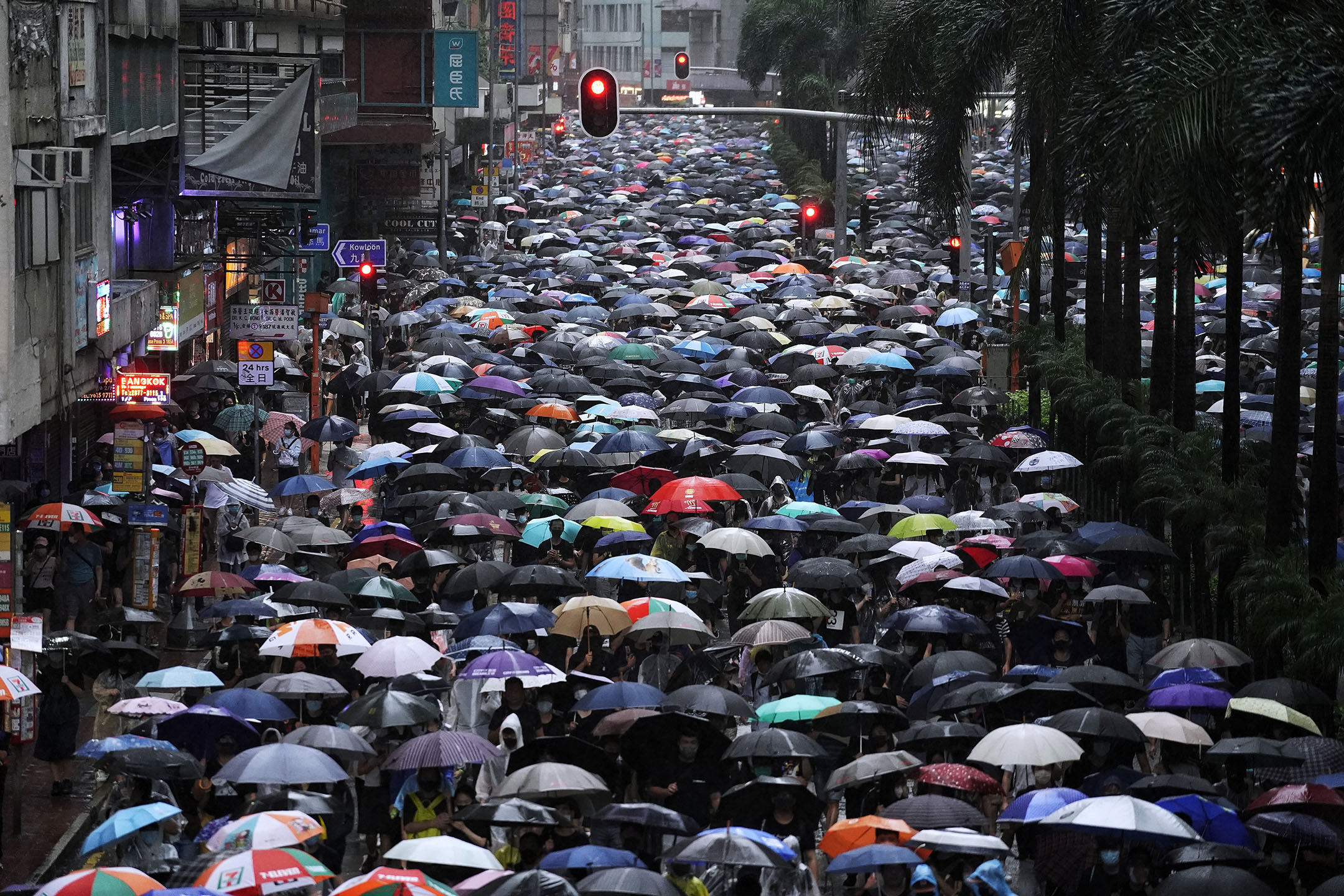 2019年10月6日,銅鑼灣,大雨,示威者撐傘遊行,抗議緊急法及禁蒙面法。