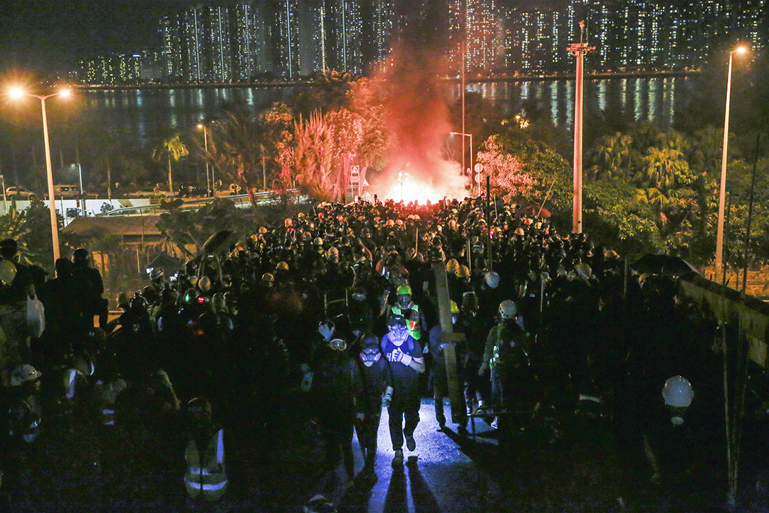 2019年11月12日,警方进入香港中文大学,与示威者对峙。摄:林振东/端传媒