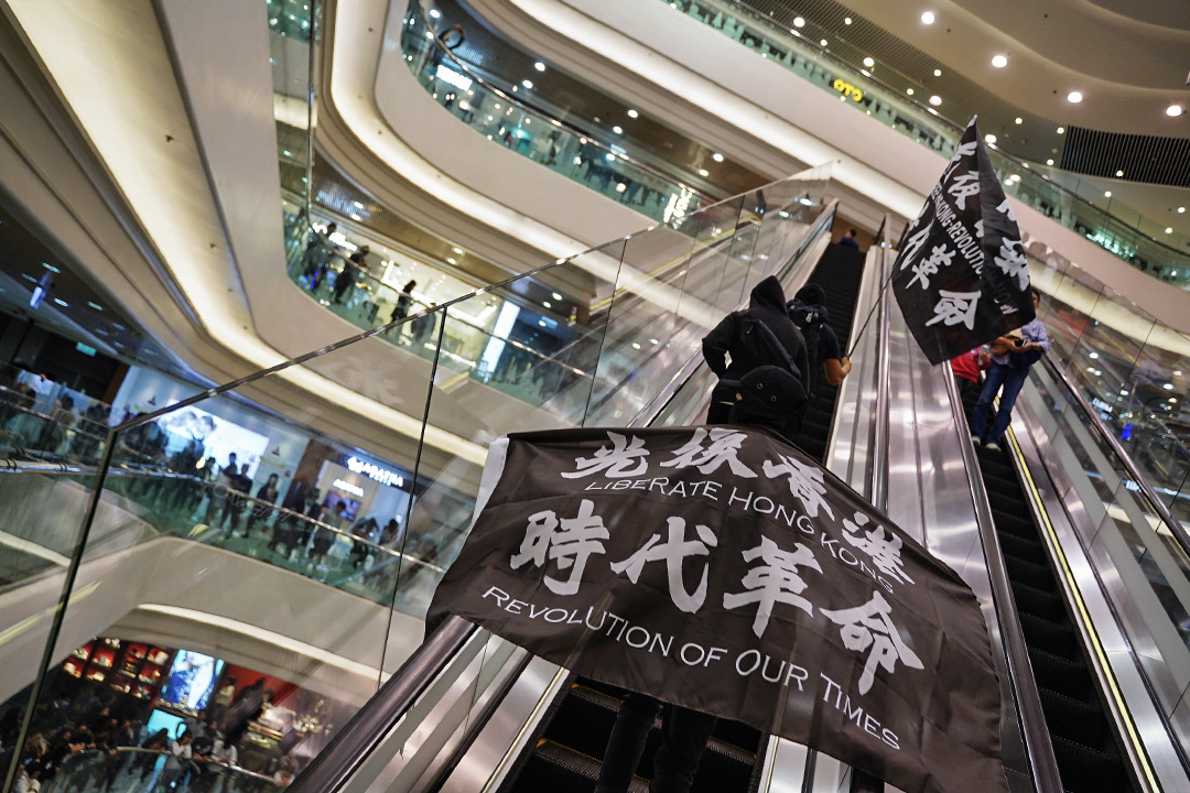 2019年12月24日,示威者在铜锣湾时代广场展示光复香港旗帜。