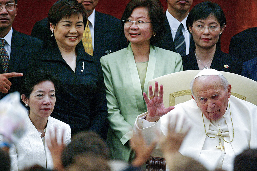 2003年7月20日,教宗若望保祿二世與台灣總統陳水扁的妻子吳淑珍在羅馬東南部Castelgandofo的住宅院子裡。