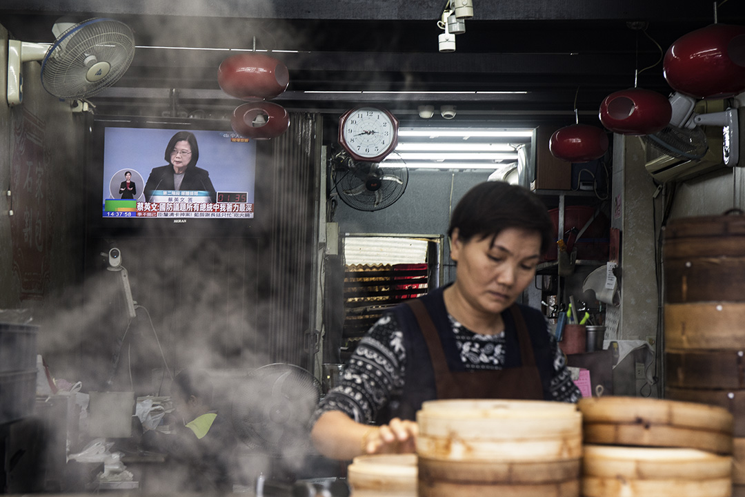 2019年12月29日,一間小吃店的電視上播放2020總統選舉電視辯論。
