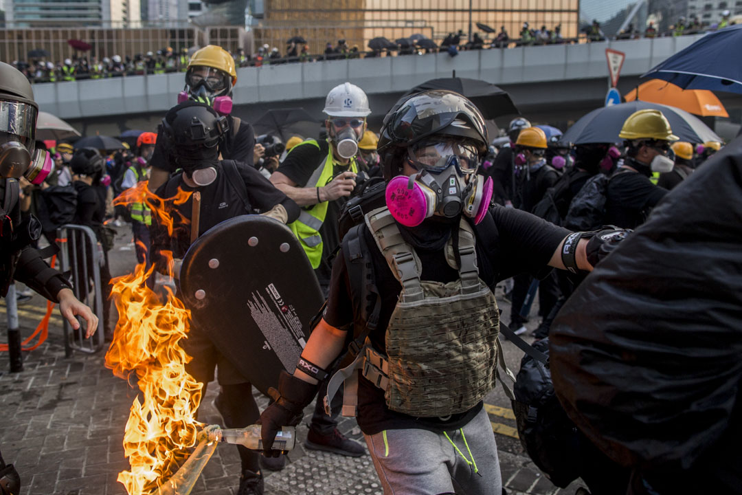 2019年9月15日,示威者向警方及政府总部方向投掷多枚汽油弹,双方在政府总部西翼位置爆发激烈冲突。