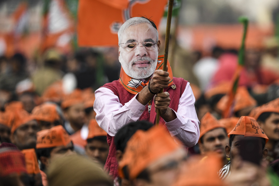 2019年12月22日,印度執政黨BJP的支持者戴著印度總理莫迪肖像出席集會。