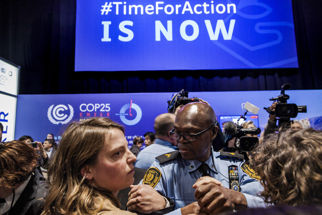 2019年12月11日,COP25峰会上,有示威者在活动大厅入口处的抗议被警察带走。