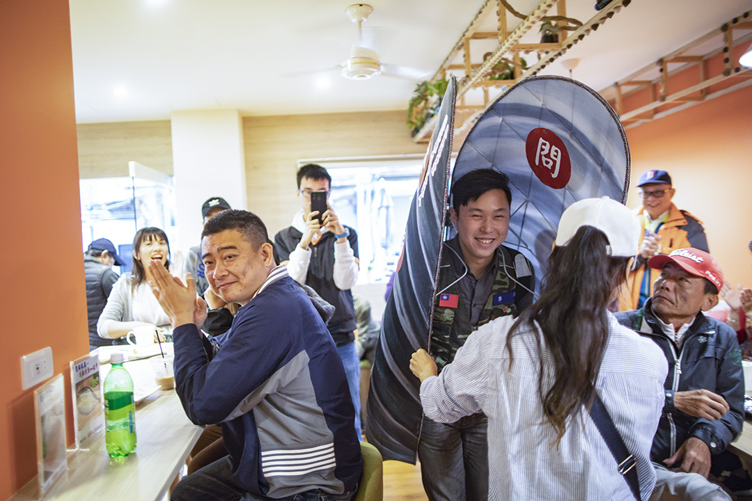 民進黨連江縣立法委員參選人李問將自己扮演成淡菜,四出掃街拜票。
