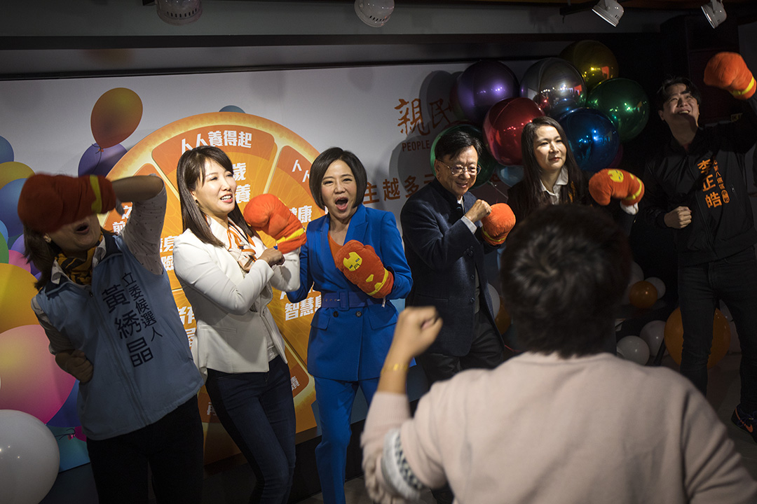 2019年12月6日,親民黨總統參選人宋楚瑜競辦發言人于美人與黨不分區立委提名人在記者會上跳舞。