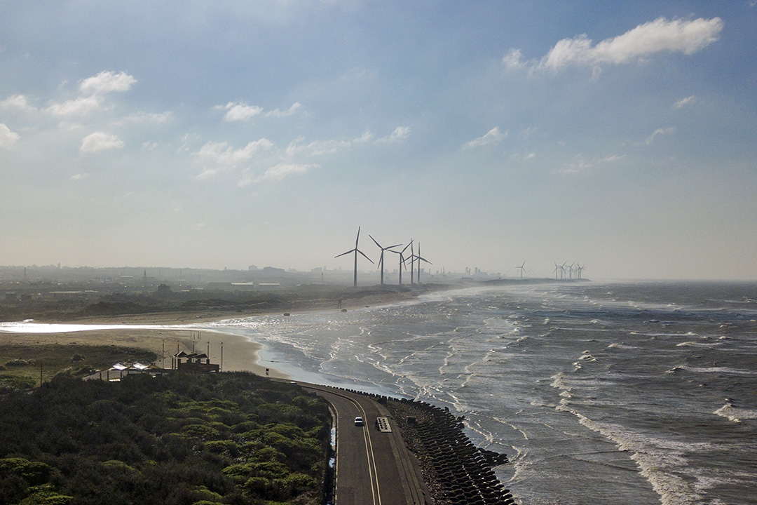 台灣海岸的風力發電風車。