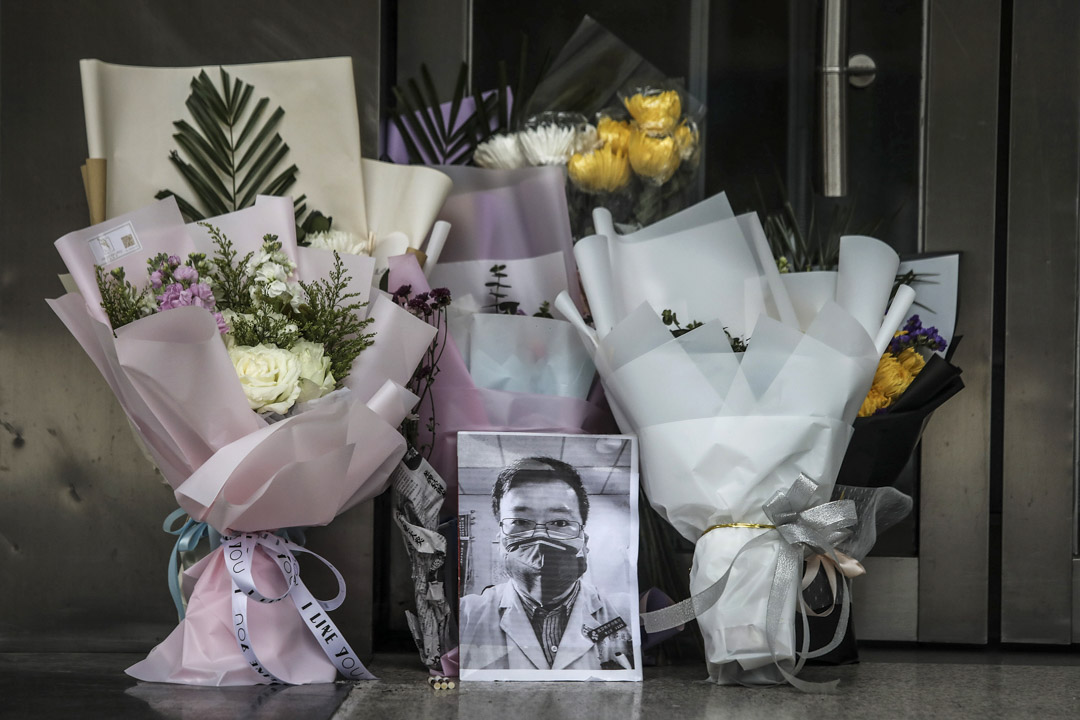 2020年2月7日,武漢中心醫院有已離世的李文亮醫生遺像供人獻花悼念。