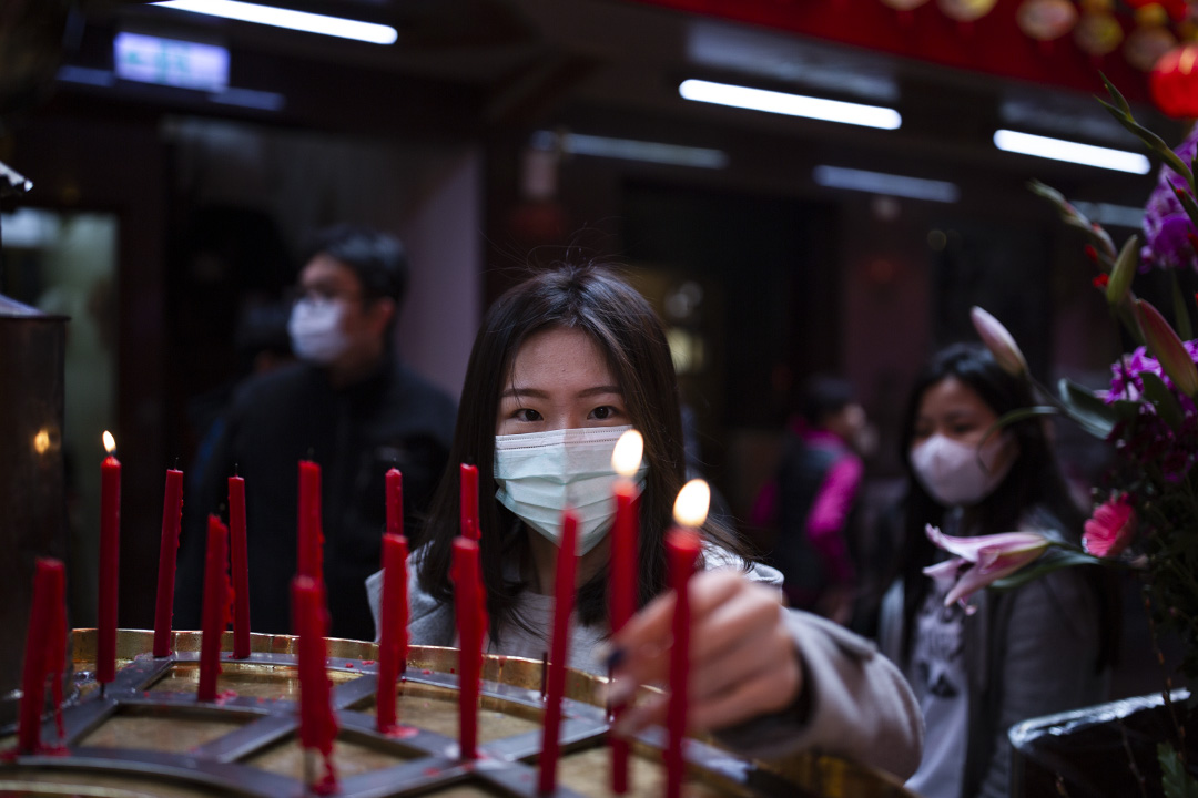 2020年2月18日,台北松山的一間宮廟內戴上口罩的信眾。
