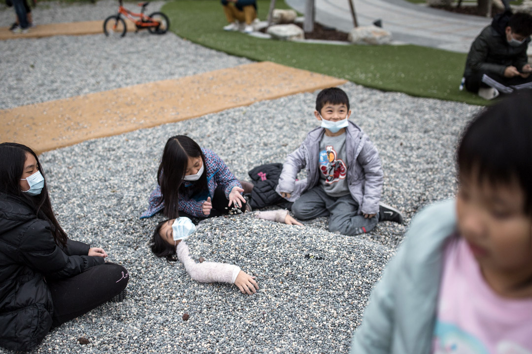 2020年2月10日台北,小孩在公園玩耍。