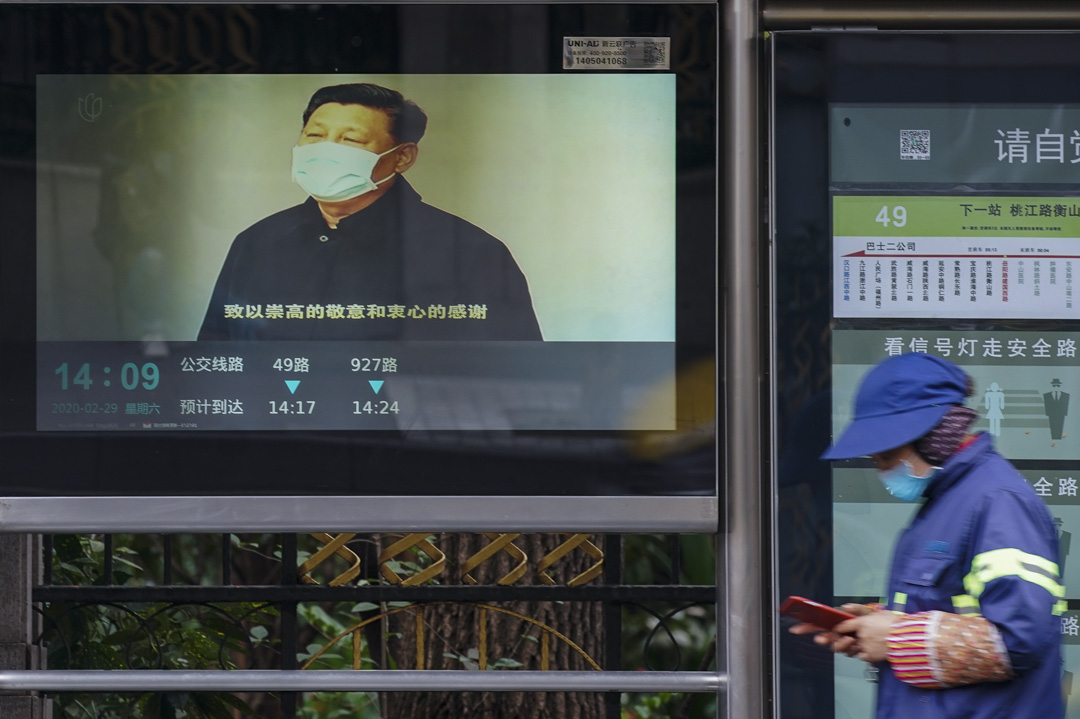 2020年2月29日,上海一個公車站播放著習近平的講話片段。