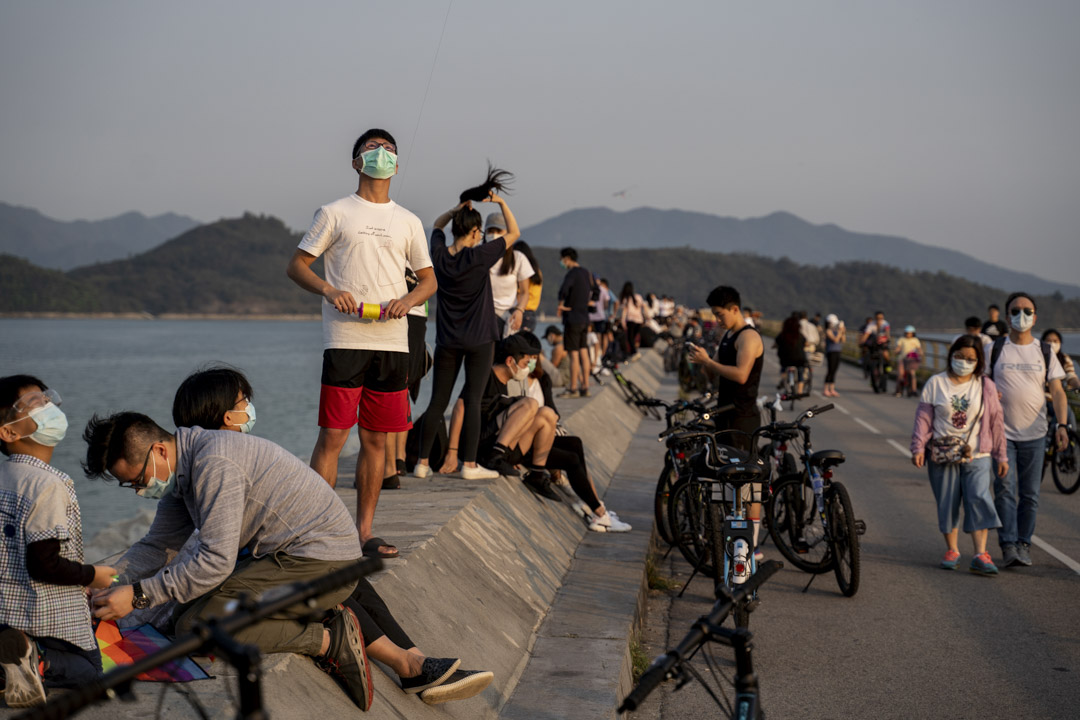 2020年3月22日,船灣郊野公園有眾多市民郊遊,不少人都戴上口罩作預防。