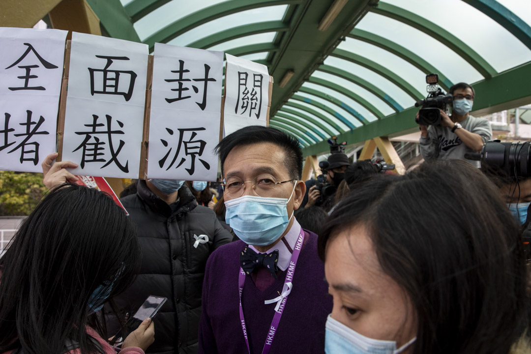 2020年2月3日,香港医护开始发起一连7天罢工,玛丽医院有医护摆设街站,黎青龙出现在现场,支持医护,不过他强调自己不是支持罢工,而是希望支持医护和封关的诉求。