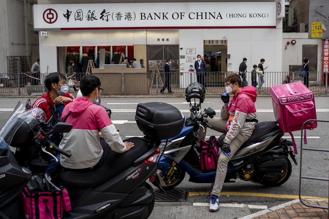 大圍街上的三位外賣速遞員。