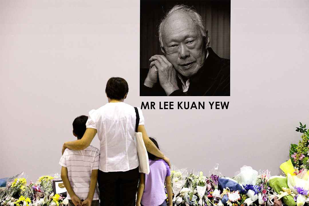 2015年3月23日新加坡,一個家庭在前總理李光耀遺照前致祭。