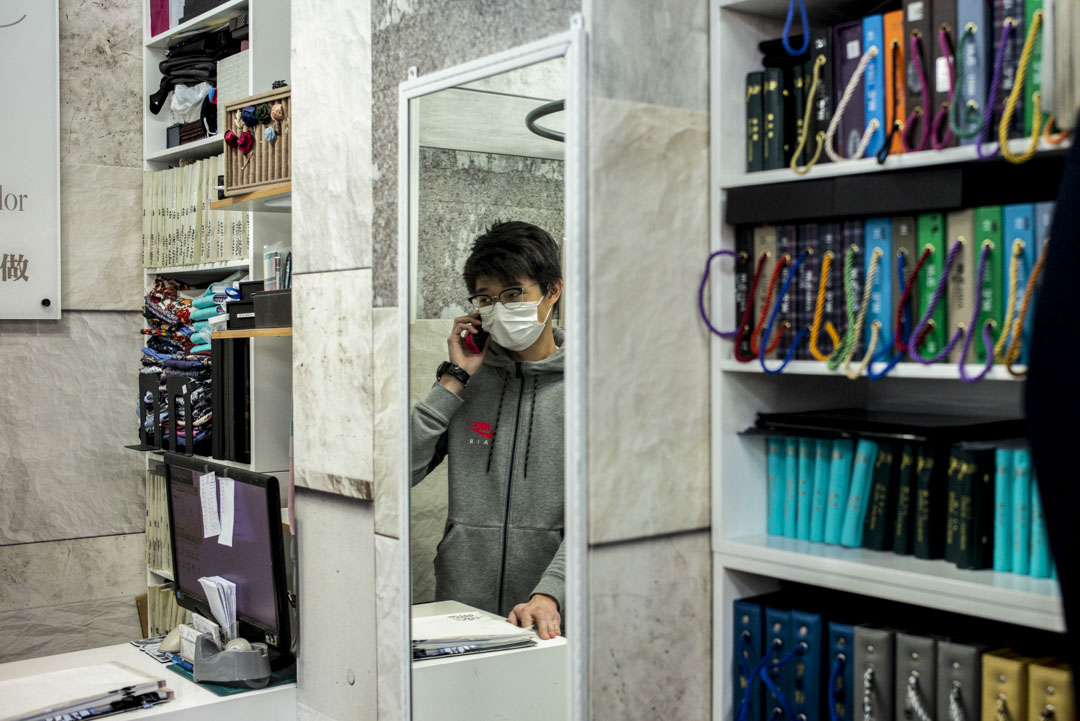 旺角一家西服店的店員吳先生。