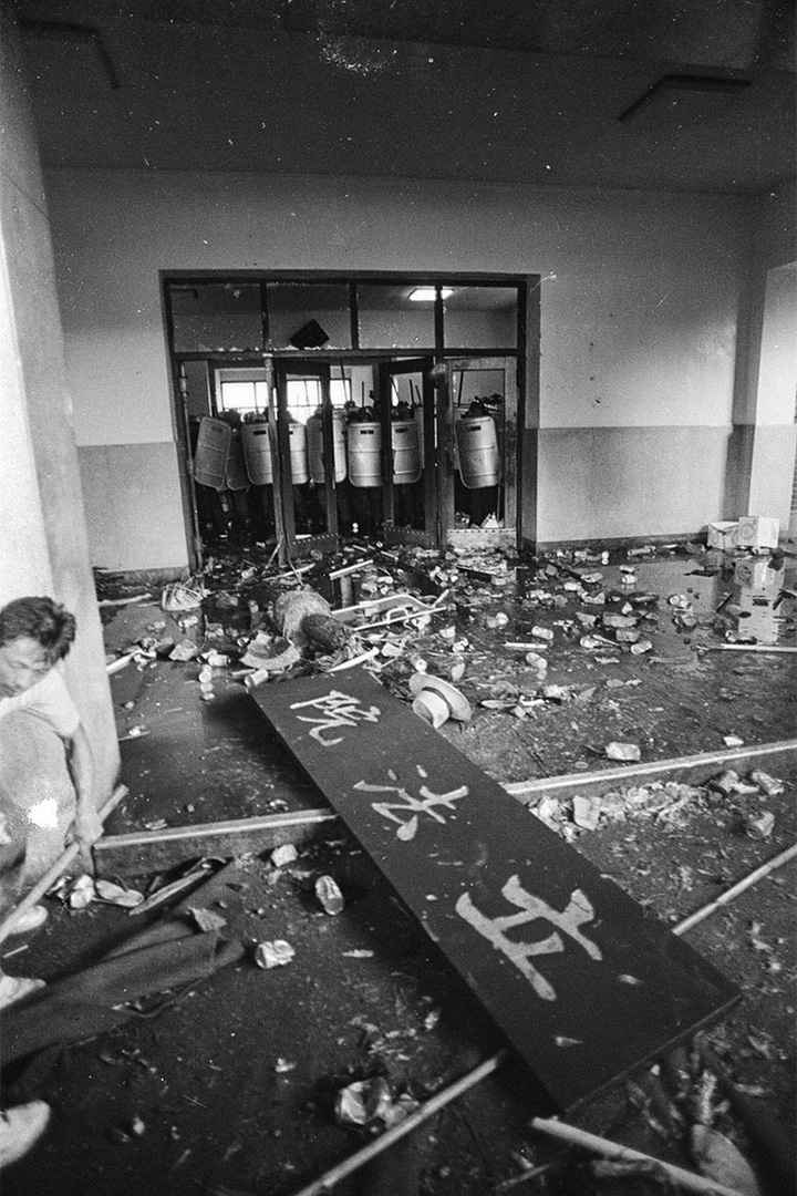 520農民運動爆發衝突,立法院招牌也被示威者拆下。