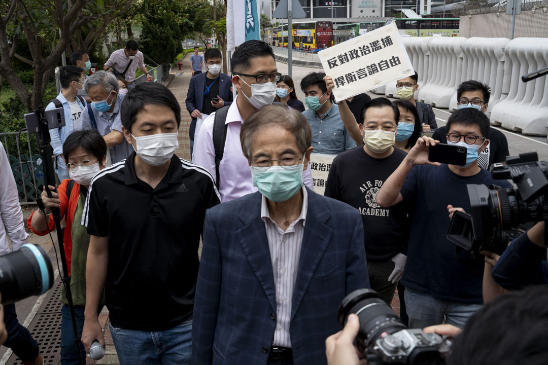 2020年4月18日,警方拘捕15名民主派人士,其中一名被捕人、民主黨創黨主席李柱銘於下午近5時,獲准以1000元保釋離開中區警署,下月18日需到法庭應訊。