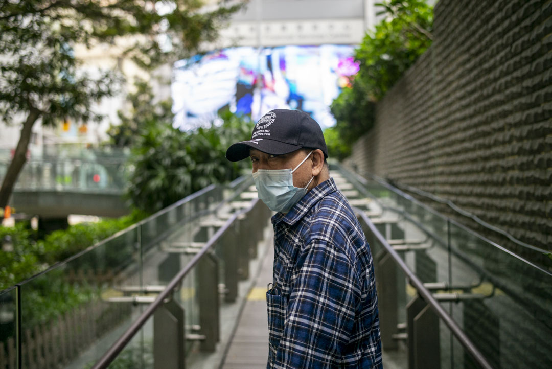 從製衣變成送衣,阿來的工作隨著香港產業轉型而變化,疫情爆發前,他給自己想了一個更周全的「夕陽計劃」:用一年的時間攢夠5萬元,到深圳再次開一家屬於自己的洗衣店。
