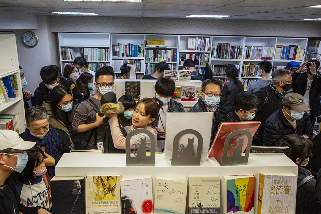 2020年4月25日台北,銅鑼灣書店開幕,台灣總統蔡英文送花致賀。