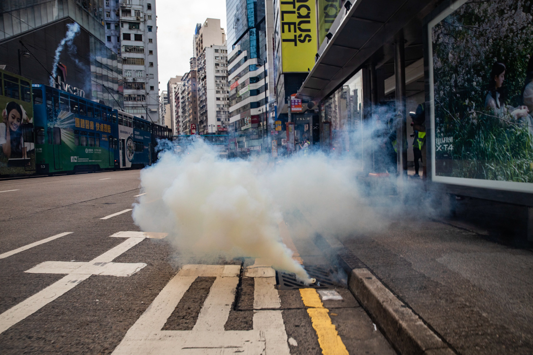 2020年5月24日,市民在香港岛一带发起反对国安法及国歌法游行,防暴警以催泪弹驱散。摄:陈焯煇/端传媒