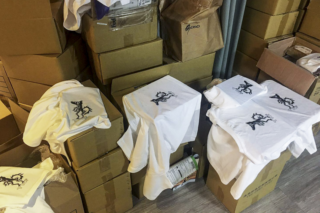 趕工到一半的手工絹印影展T恤。圖案由前鹿特丹影展策展人葛江・祝鴻(Gertjan Zuilhof)設計。因為疫情導致影展延期後,TIDF團隊有更充裕時間可以以手工印刷圖案。
