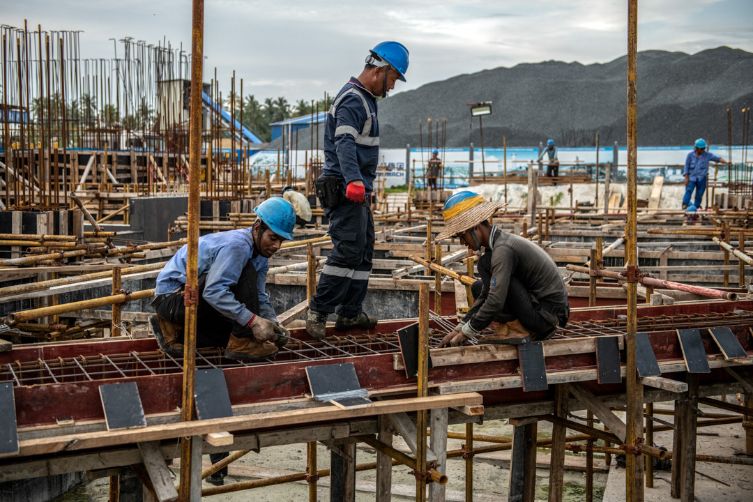 2019年12月13日,胡鲁馬累上一個由中國建築公司投資的基建項目,建築工人正在工作。