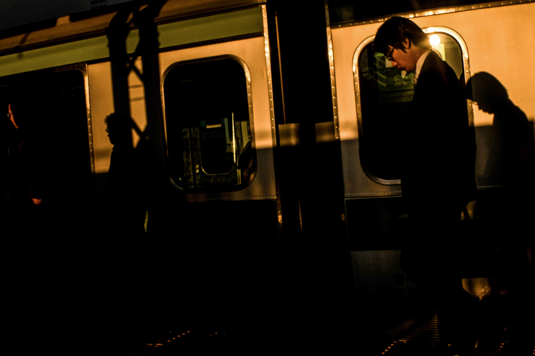 2015年10月13日東京澀谷站,一名商人下火車。