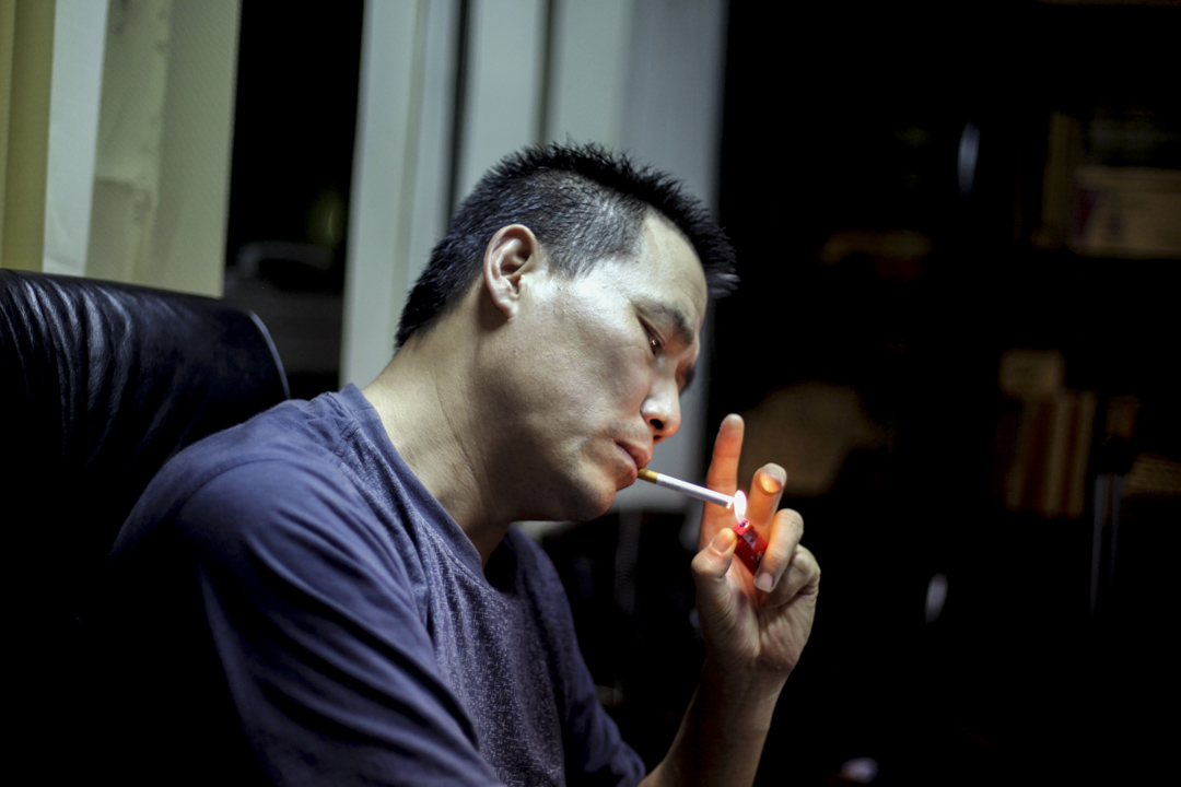 2010年6月30日,中国维权律师浦志强在北京办公室接受采访时点了一支烟。