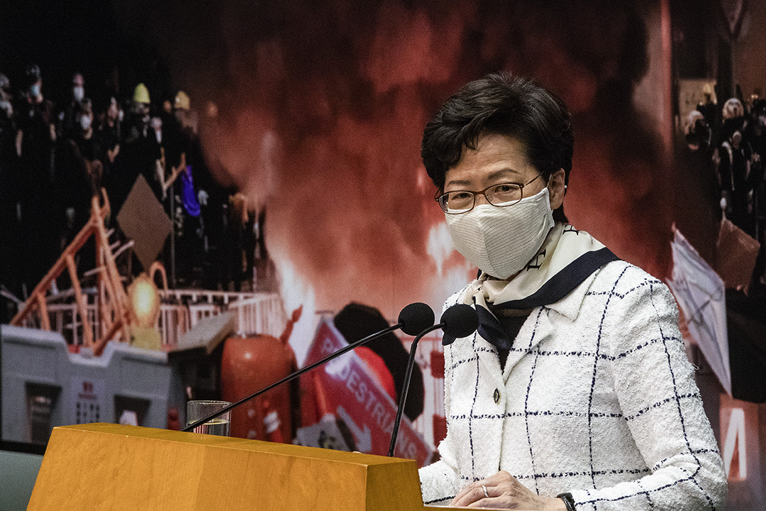 2020年5月15日香港,林鄭月娥在政總舉行記者會, 記者會選用「香港的真相」為背景。