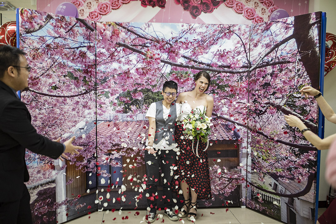 2019年6月22日桃園,Hannah(右)與Zach(左) 是一對台美的誇國同志戀人,她們註冊結婚。